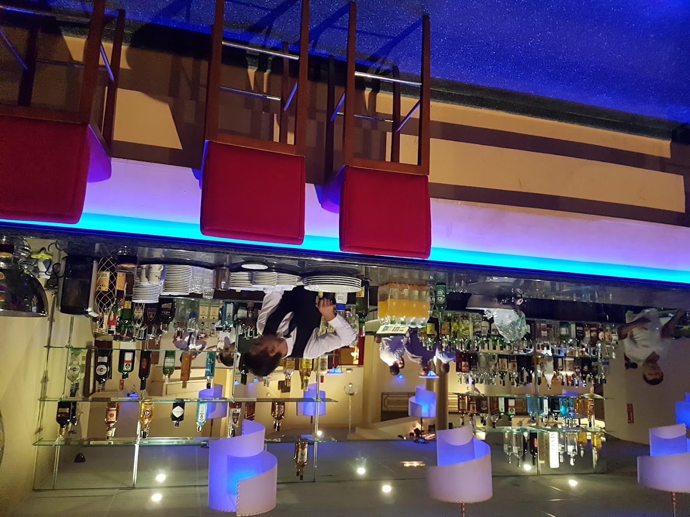 Barra del restaurante con luces azules